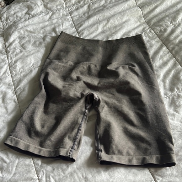 NIB Alphalete Amplify Biker Shorts Storm Grey - Picture 2 of 5